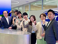 3月 国際女性デー ファイティングポーズで記念撮影